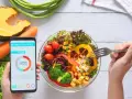 Zdrowa sałatka i aplikacja do liczenia kalorii na telefonie. Dziś spożyto 1200 kcal.
