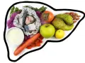 Zdrowe produkty na talerzu w kształcie wątroby: ryby, owoce, warzywa i orzechy. Idealne składniki na dietę wątrobową.
