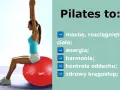 Kobieta ćwiczy pilates na czerwonej piłce, osiągając mocne, rozciągnięte ciało, energię, harmonię, kontrolę oddechu i zdrowy kręgosłup.