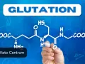 Struktura chemiczna glutationu na niebieskim tle z napisem "Glutation" i ręką piszącą wzór.
