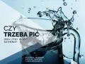 Rozpryskująca się woda w szklance, tekst "Czy trzeba pić dwa litry wody dziennie?".
