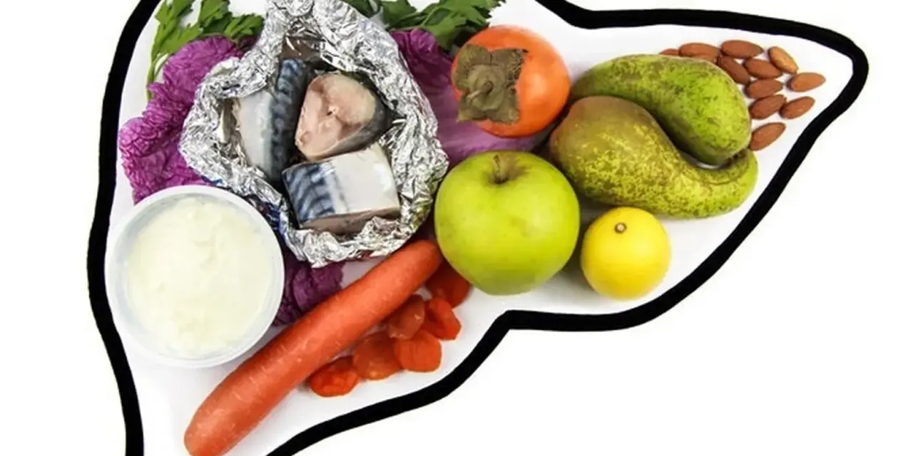 Zdrowe produkty na talerzu w kształcie wątroby: ryby, owoce, warzywa i orzechy. Idealne składniki na dietę wątrobową.