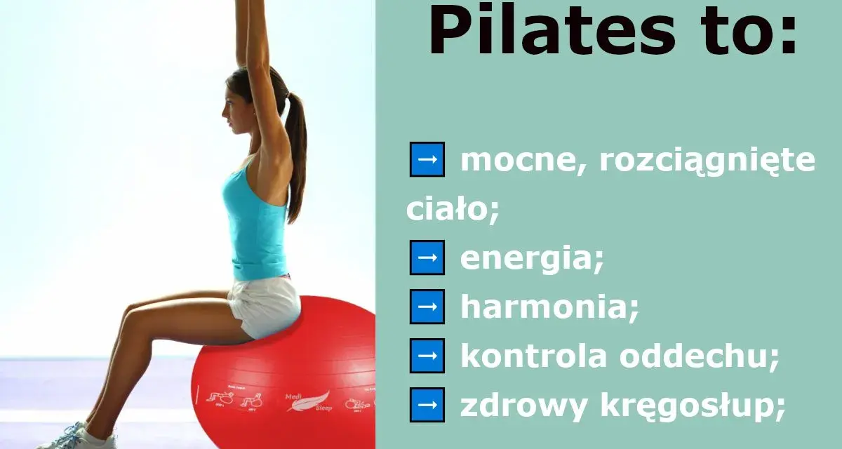 Kobieta ćwiczy pilates na czerwonej piłce, osiągając mocne, rozciągnięte ciało, energię, harmonię, kontrolę oddechu i zdrowy kręgosłup.