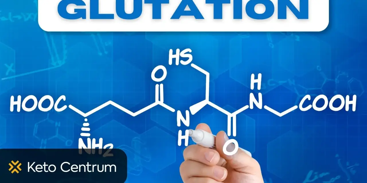 Struktura chemiczna glutationu na niebieskim tle z napisem "Glutation" i ręką piszącą wzór.