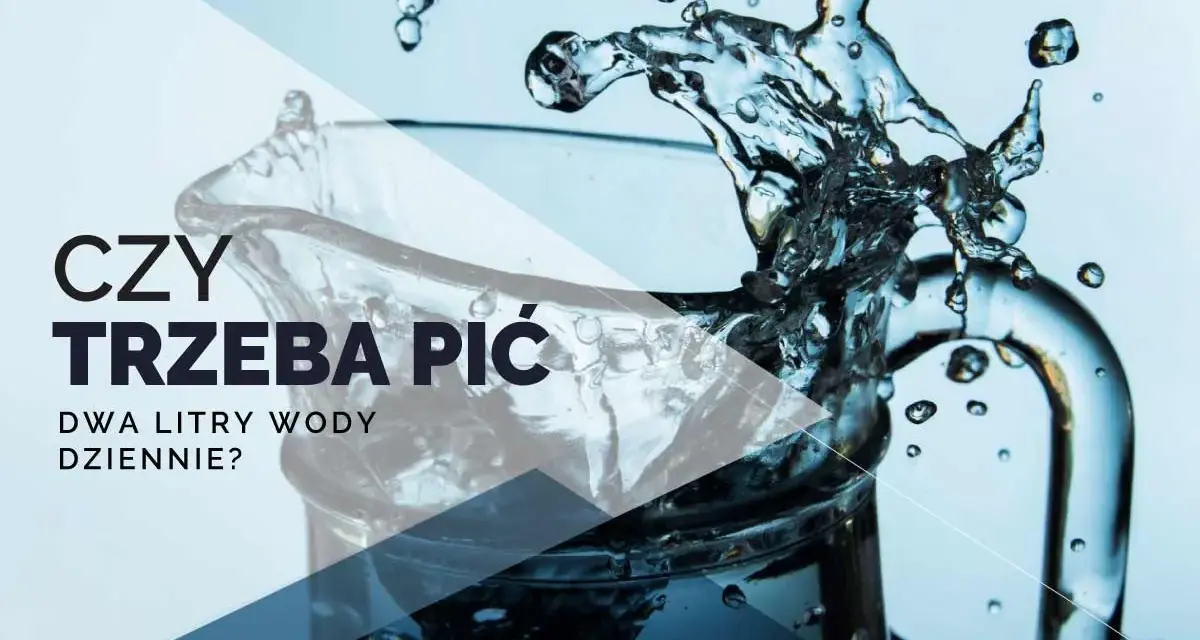 Rozpryskująca się woda w szklance, tekst "Czy trzeba pić dwa litry wody dziennie?".