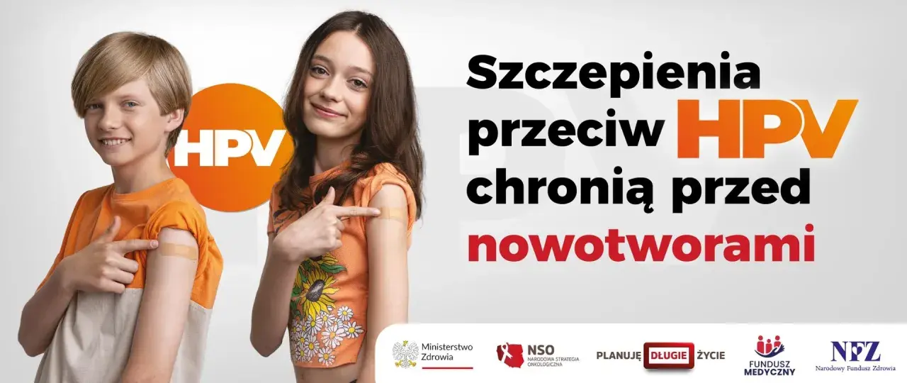 Dwoje dzieci z plastrami po szczepieniu HPV. Napis: "Szczepienia przeciw HPV chronią przed nowotworami".